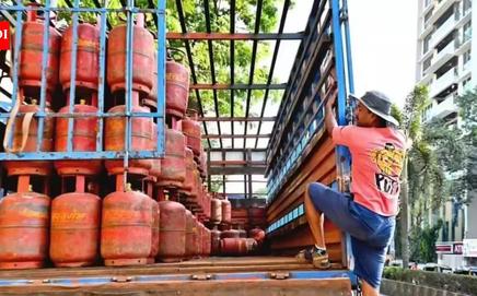 In some respite to domestic LPG consumers, the government has kept the prices of domestic cylinders unchanged. Representational pic